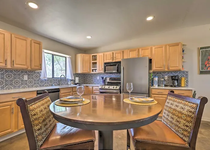 Retreat With Pool, And Rooftop Views!